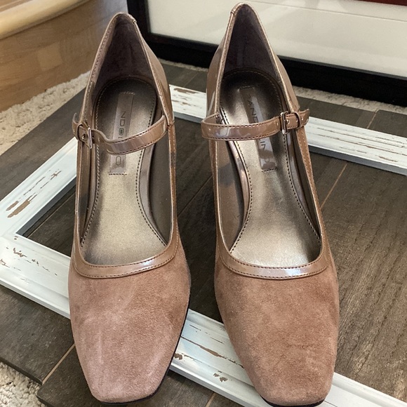 DONATED Bandolino 3 inch heels with strap, tan, size 6.5M - Picture 2 of 5